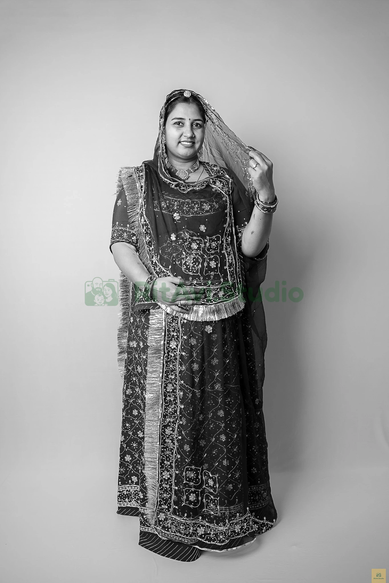 Luxury Maternity Photography Gurgaon - Timeless Pregnancy Portrait by RitAvi.Studio