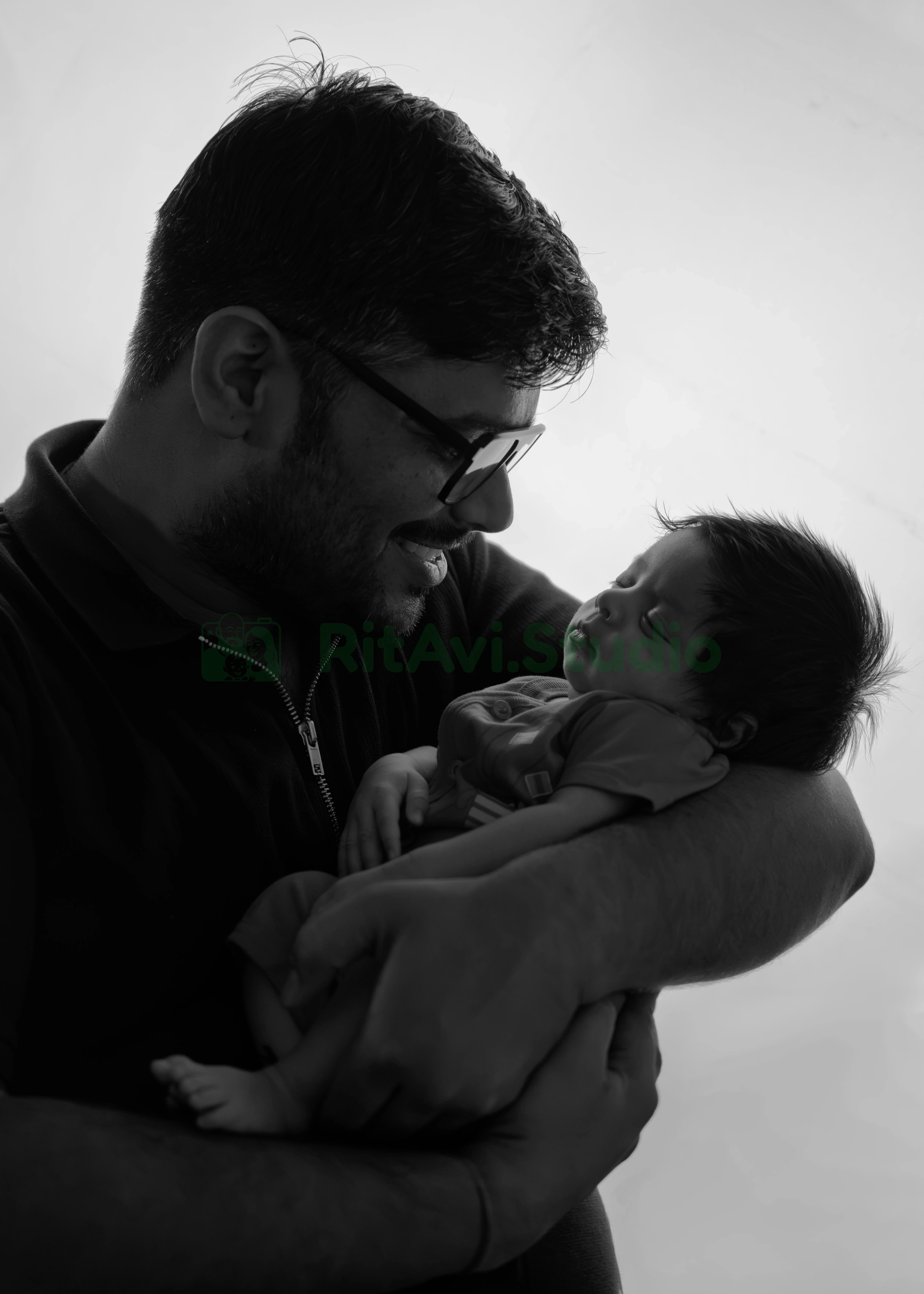 Newborn Photography Gurgaon - Tender Family Love by RitAvi.Studio