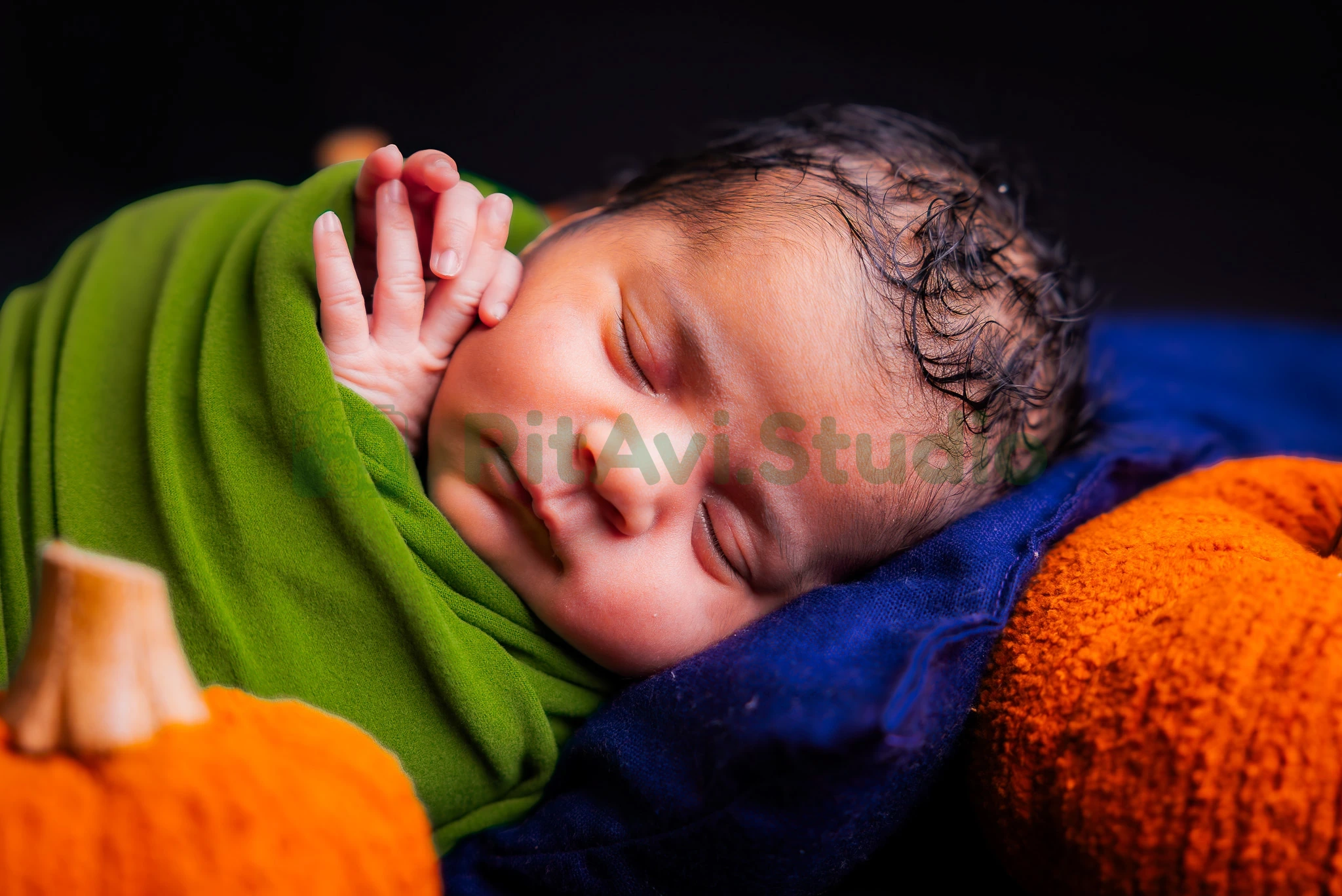 Newborn Photography Gurgaon - Adorable Outfit Styling by RitAvi.Studio